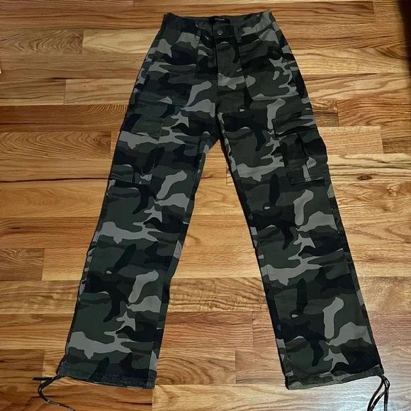NWOT camo cargos - Picture 2 of 10